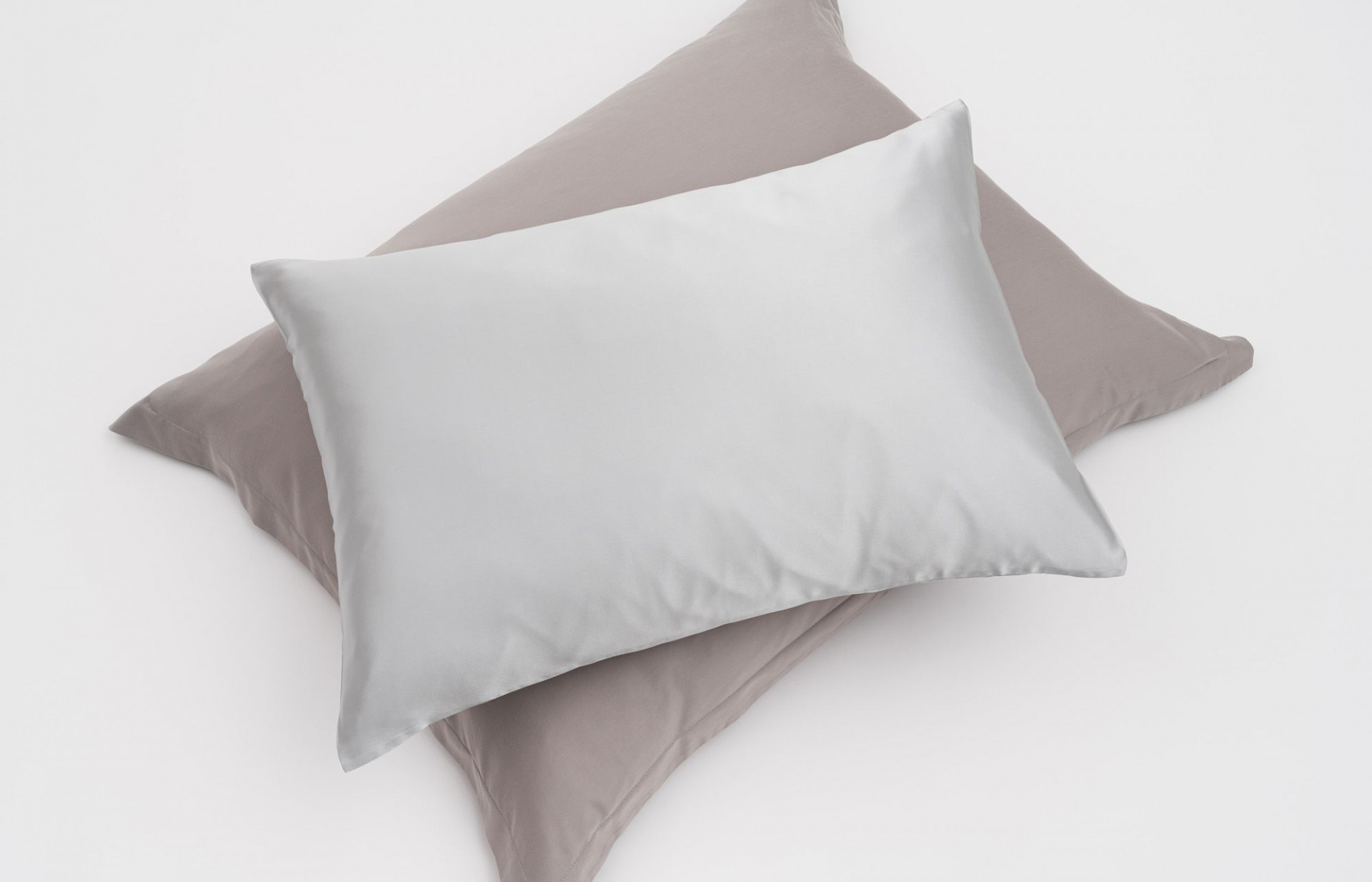 Our luxury Delicate Silk pillowcase will turn your sleeping ritual into an exceptional experience. 