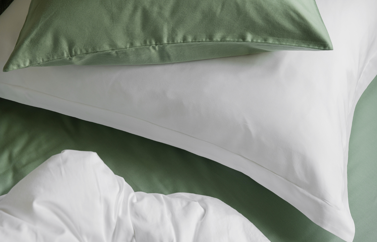 Create a surprise effect with a coloured bedsheet.  