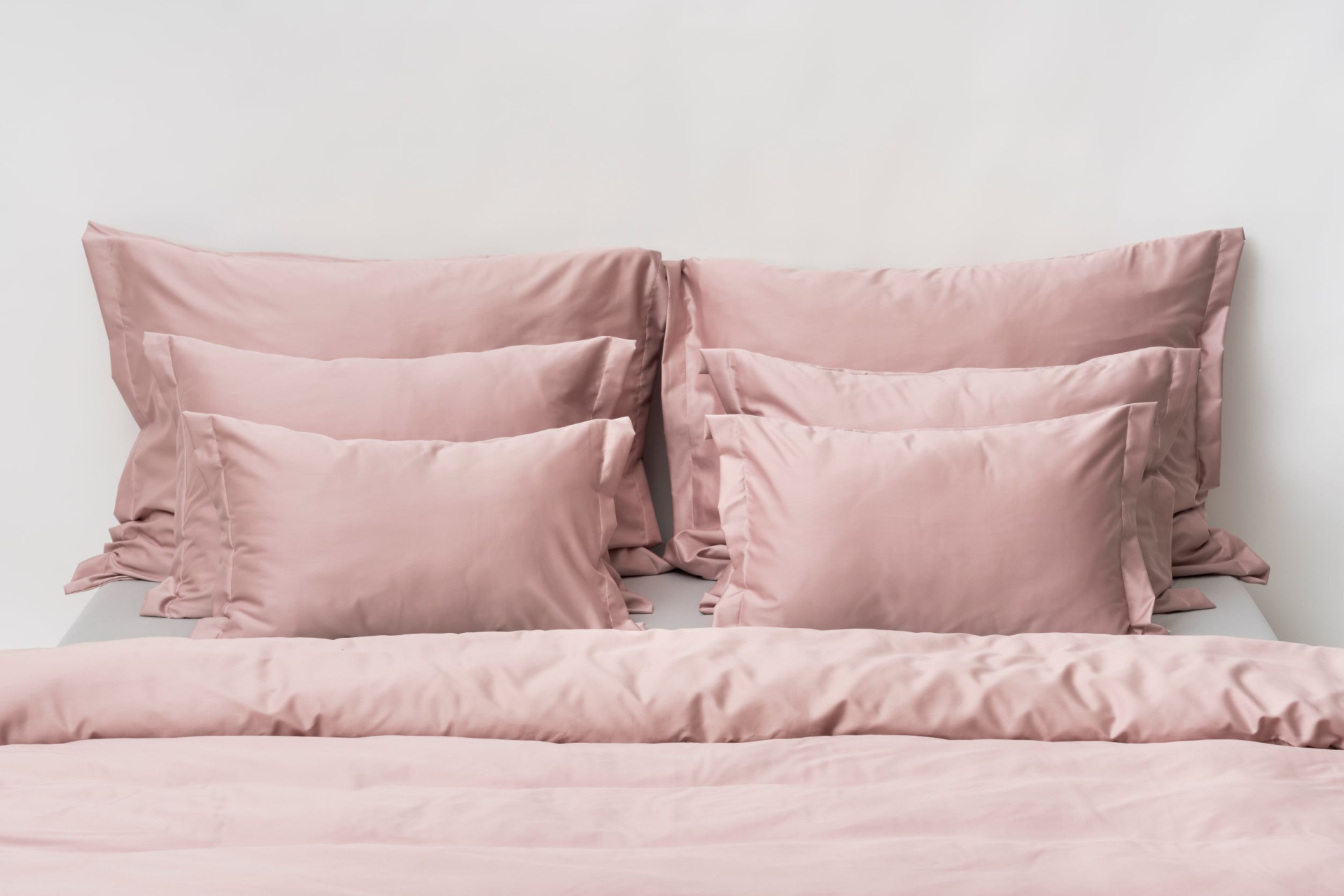 A three-pillow cascade in Oxford Style pillowcases.