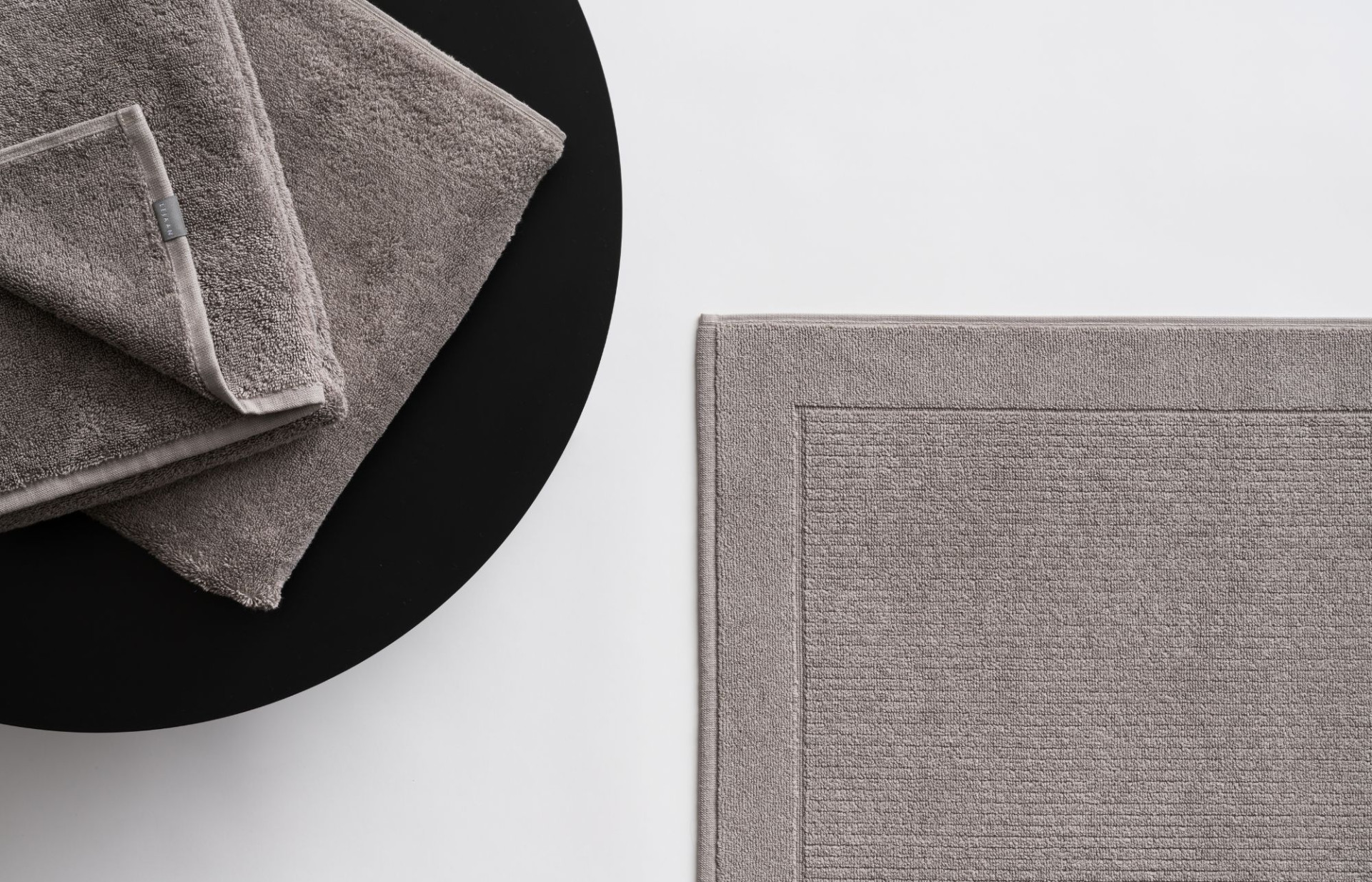 Kúpeľňová predložka Brave Grey zo 100% bavlny.